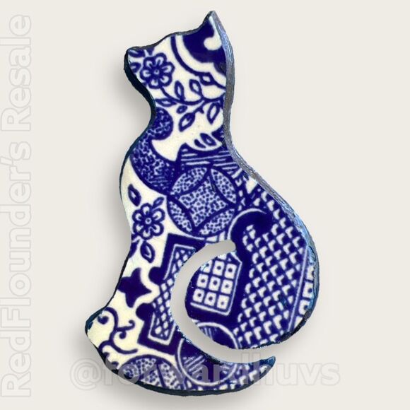 Handmade Porcelain Brooch | Cat Profile | Elegant Cat Pin - Picture 1 of 6